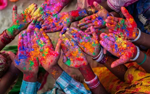 Hände mit bunter Farbe bestäubt, Holi Festival.