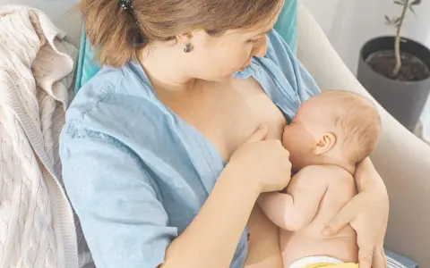 Eine Mutter stillt ihr Baby. Viele Frauen erleben, dass sie durch das Stillen abnehmen.