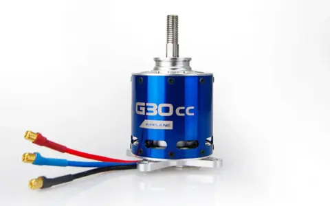 Ein blauer bürstenloser Motor mit der Aufschrift "G30cc AIRPLANE" und drei farbigen Kabeln.