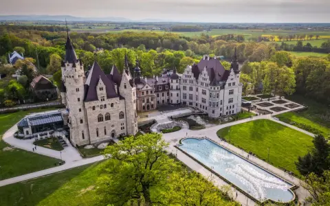 Zamek Moszna, jedna z największych atrakcji Opolszczyzny, z imponującą architekturą i rozległym parkiem z fontanną.