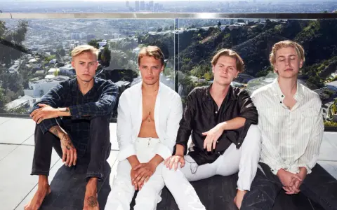 Medlemmar av Hov1 sitter på en balkong med utsikt över Los Angeles.
