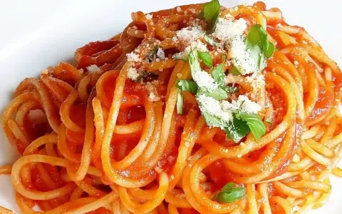Spaghetti po niemiecku: Szybki przepis na sycący obiad? Odkryj smak!
