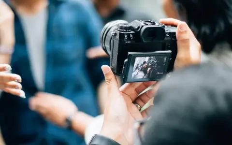 Je découvre la photographie, capturant un selfie de groupe avec un appareil photo moderne.