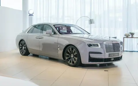 Szary Rolls-Royce Ghost w salonie. Zastanawiasz się nad jego cena? Luksus na kołach.