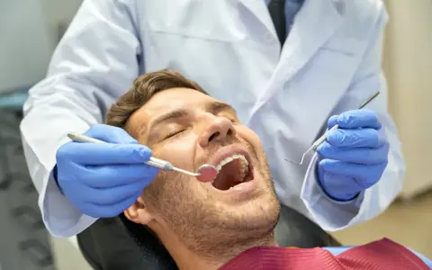 Ból dziąsła przy zębie? Natychmiastowa ulga i sygnały do dentysty