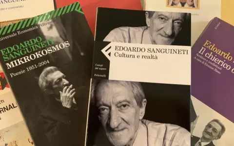 Libri di Edoardo Sanguineti, tra cui "Mikrokosmos. Poesie 1951-2004", esplorano la sua opera.