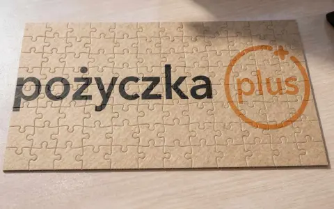 Puzzle z napisem "pożyczka plus". Czyżby to wezwanie na policję w sprawie nieuregulowanych zobowiązań?