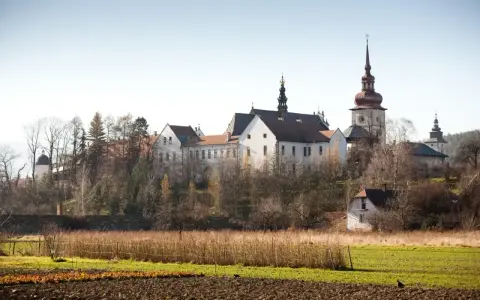 Stary Sącz atrakcje: malowniczy zespół klasztorny na wzgórzu, otoczony zielenią i polami.