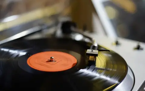 Gramofon odtwarza płytę winylową z muzyką indie pop.