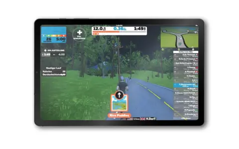 Ein Läufer nimmt an einem virtuellen Lauf teil, mit einer virtuellen Landschaft und Ranglisten auf dem Bildschirm.