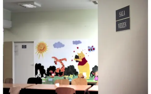 Pierwsze widzenie w areszcie śledczym. Sala widzeń z Kubusiem Puchatkiem i Tygryskiem na ścianie.