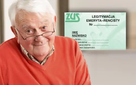 Uśmiechnięty starszy pan z okularami prezentuje legitymację emeryta wojskowego ZUS.