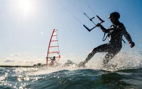 Kite czy Windsurfing? Porównanie, które rozwieje Twoje wątpliwości