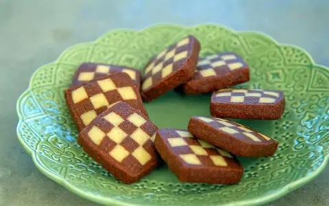 Schackrutor på en grön, mönstrad tallrik. Dessa vackra småkakor är perfekta för alla som älskar schackrutor recept.