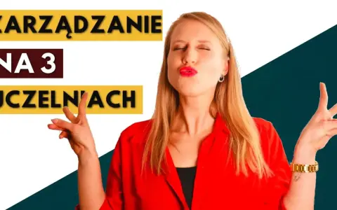 Kobieta z gestem pyta, czy warto studiować zarządzanie na 3 uczelniach.