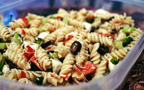 Nudelsalat mit Oliven, Paprika und Brokkoli – perfekte Beilagen zum Grillen.