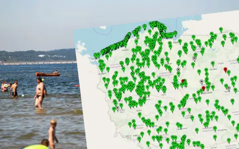 Ludzie kąpiący się w Bałtyku, obok mapa Polski z zaznaczonymi punktami, być może informującymi o zagrożeniu sinice bałtyk.