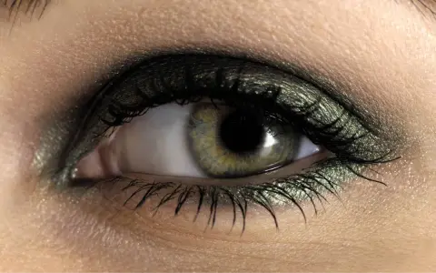 Grüne Augen schminken: Farben & Tricks für Ihr Strahlen