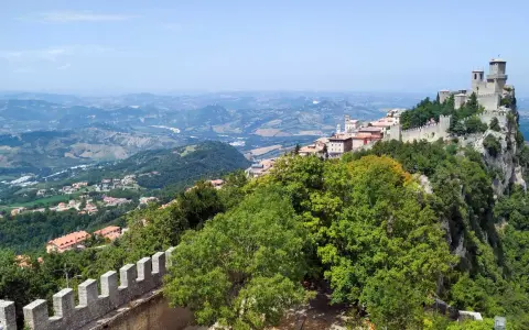 Panoramica mozzafiato di San Marino e delle colline circostanti. Un luogo perfetto per scoprire cosa vedere vicino San Marino, tra borghi e castelli.