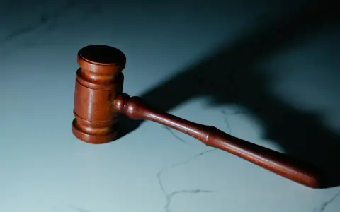 Drewniany młotek sędziowski, symbol sprawiedliwości, gotowy do działania. Może symbolizować rolę oskarżyciela subsydiarnego w procesie.