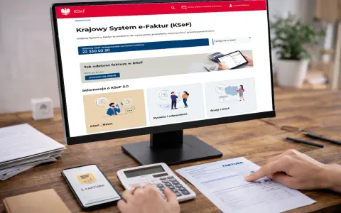 Na ekranie komputera widoczna jest strona Krajowego Systemu e-Faktur (KSeF), platformy do obsługi faktur. Obok leży smartfon z ikoną "E-FAKTURA", kalkulator i dokument "FAKTURA".