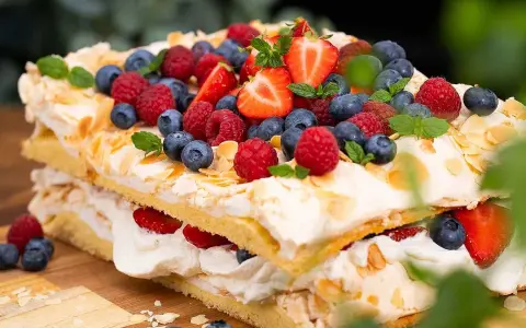 En magnifik Pinocchiotårta med grädde och färska bär, perfekt för sommarens firanden. Ett underbart recept att prova!