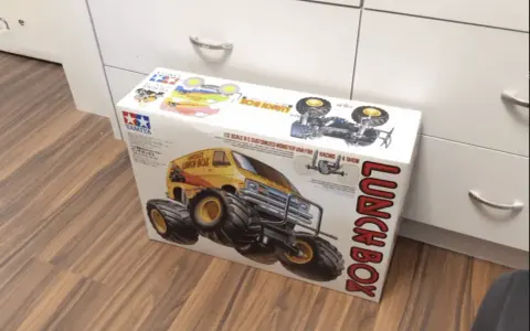 Tamiya Lunch Box RC-Monster-Van-Bausatz im Karton, bereit für den Rennsport und die Show. Ein Klassiker für jeden Tamiya Blog.