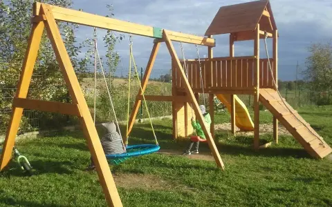Czym pomalować drewniany plac zabaw, aby był bezpieczny i trwały