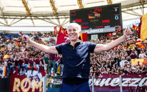 Entrenador sonriente celebra con los aficionados del AS Roma en el Estadio Olímpico.