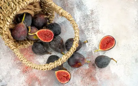 Fichi scuri e succosi, alcuni tagliati a metà, traboccano da un cesto di paglia. È il momento perfetto quando maturano i fichi, dolci e pronti da gustare.