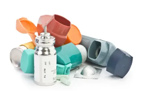 Różne inhalatory i leki. Zastanawiasz się, jakie leki do inhalatora na zatoki są dostępne?
