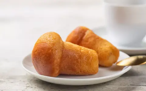 Babà Napoletano: Storia, Ricetta e Dove Assaggiare il Migliore