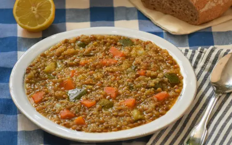 Un plato de sopa de lentejas y verduras, perfecto para recetas de quinoa.