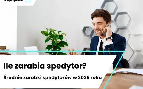 Uśmiechnięty mężczyzna w garniturze rozmawia przez telefon w nowoczesnym biurze.