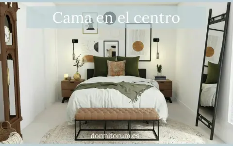 Distribución dormitorio matrimonio con cama central, mesitas de noche, espejo y reloj de pie.