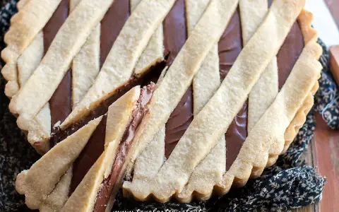 Crostata alla Nutella con un ripieno goloso e una copertura a griglia perfetta.