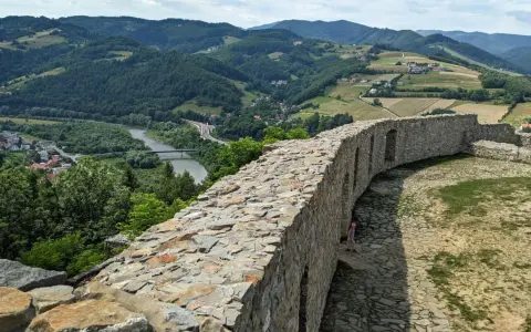 Kamienne mury zamku w Rytrze, z których roztacza się widok na dolinę Dunajca i okoliczne wzgórza. To wspaniałe **rytro atrakcje** dla miłośników historii i przyrody.