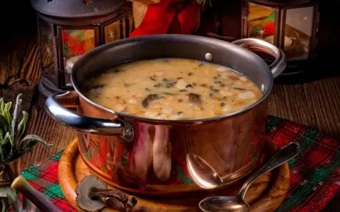 Aromaticzna zupa grzybowa na wigilię, pełna leśnych skarbów, gotowa do podania w miedzianym garnku.