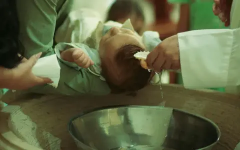 Chrzest dziecka. Zastanawiasz się, ile dać na chrzciny ciocia? Oto moment obrzędu.