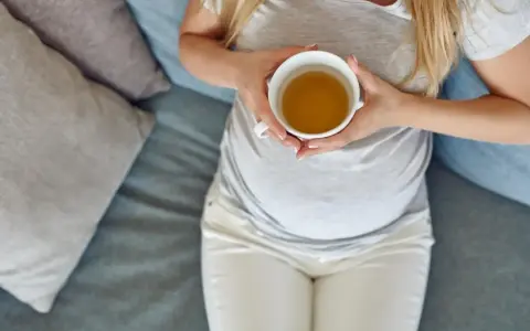 Bezpieczne herbaty w ciąży: Przewodnik po dozwolonych i zakazanych