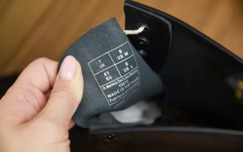 Metka z rozmiarem i informacją "Made in Vietnam" na wewnętrznej stronie buta to klucz do tego, jak rozpoznać oryginalne Martensy.