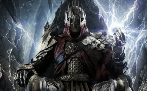 Un guerrero con armadura oscura y casco con cresta, rodeado de relámpagos, evoca la intensidad de "El Señor de los Anillos: La Guerra del Norte" para PC.