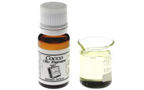 Flacone di olio di cocco fragranza, ideale per balsamo labbra, accanto a un bicchierino graduato con il liquido.