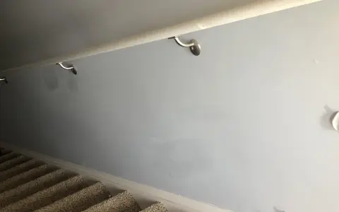 Manchas en pared gris, cerca de pasamanos. ¿Cómo igualar pintura pared para que no se noten?