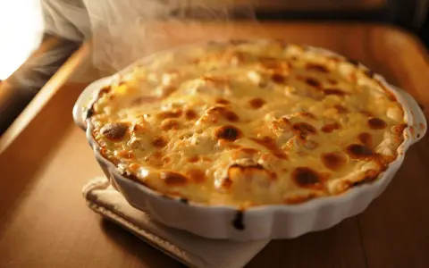 Delicioso bacalao gratinado con alioli, humeante y listo para servir.