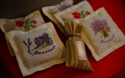 Woreczki z lawendą i haftowanymi motywami z Prowansji – idealne, by poczuć klimat Lazurowego Wybrzeża. Co przywieźć z Nicei? Takie pamiątki!