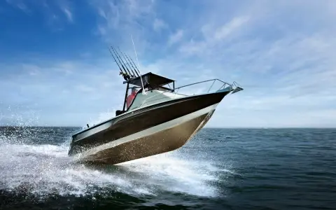 Bateau de pêche rapide sur l'eau, créant des éclaboussures. Le moteur du bateau est puissant, optimisant la consommation.