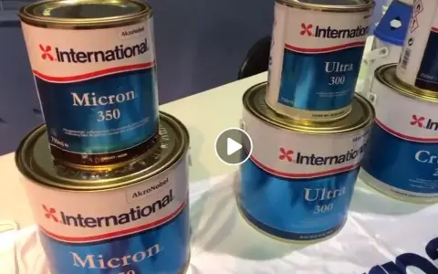 Boîtes de peinture antifouling International Micron 350. Avis sur ce produit pour protéger votre bateau.