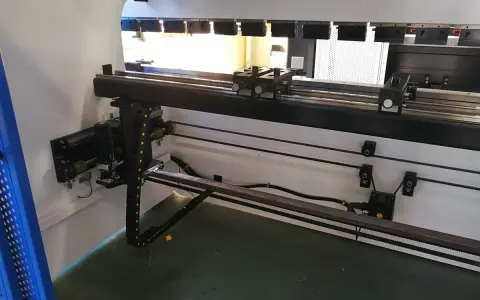 Wnętrze nowoczesnych **pras przemysłowych** z elementami mechanicznymi i prowadnicami.