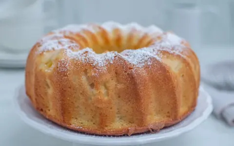 Puszyste ciasto cytrynowe, oprószone cukrem pudrem, czeka na spróbowanie. Idealne na popołudniową herbatę.